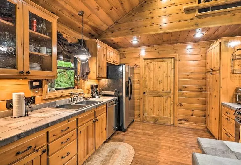 Secluded Northwest Arkansas Cabin: Fire Pit & Deck