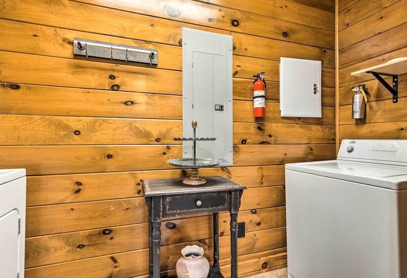 Secluded Northwest Arkansas Cabin: Fire Pit & Deck