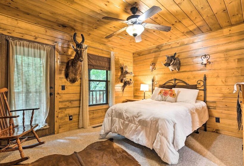 Secluded Northwest Arkansas Cabin: Fire Pit & Deck