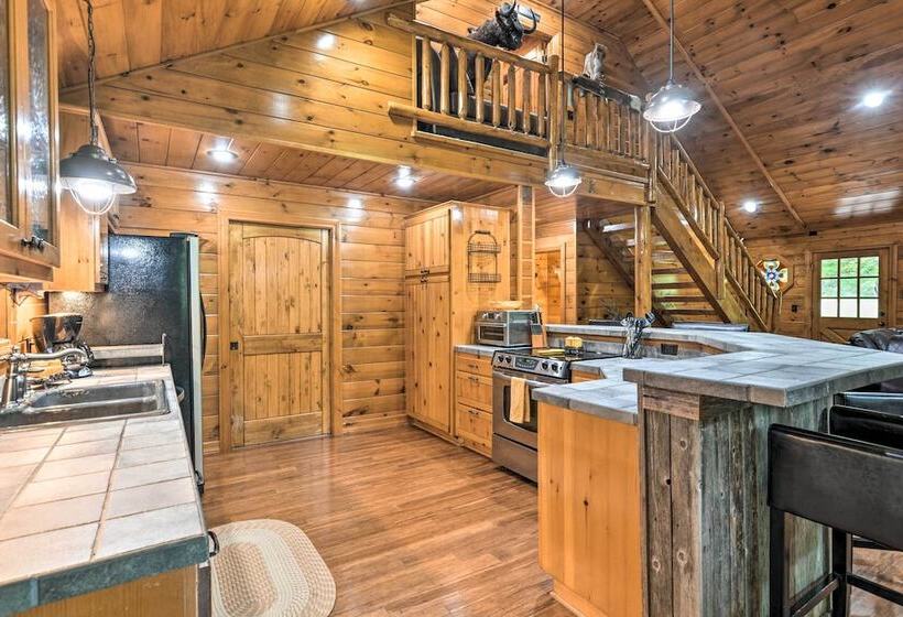 Secluded Northwest Arkansas Cabin: Fire Pit & Deck