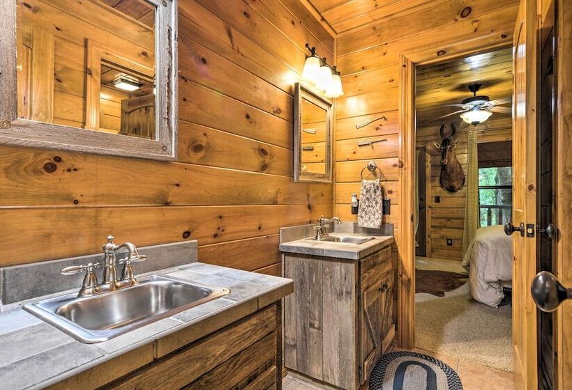 Secluded Northwest Arkansas Cabin: Fire Pit & Deck