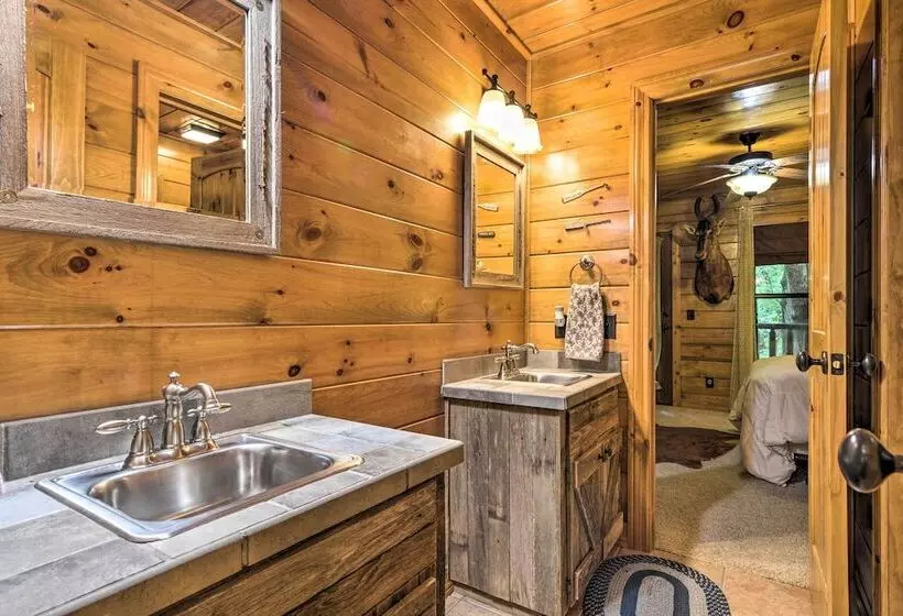 Secluded Northwest Arkansas Cabin: Fire Pit & Deck