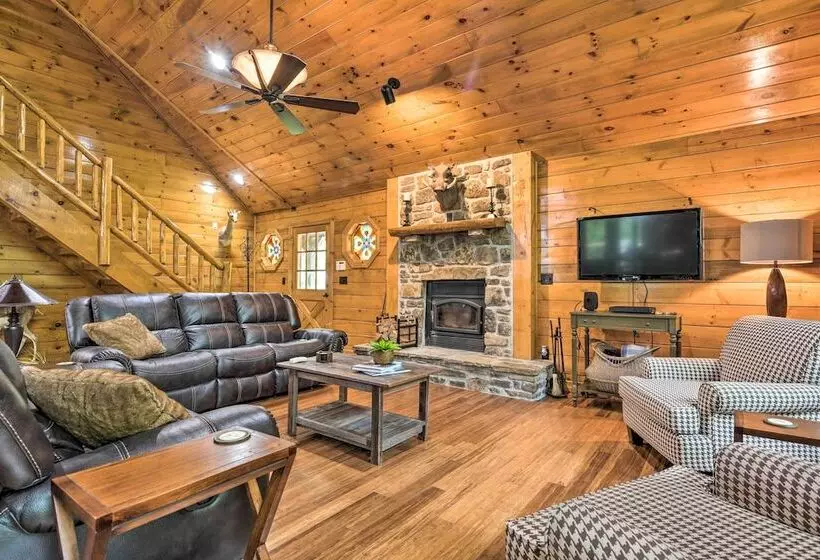 Secluded Northwest Arkansas Cabin: Fire Pit & Deck