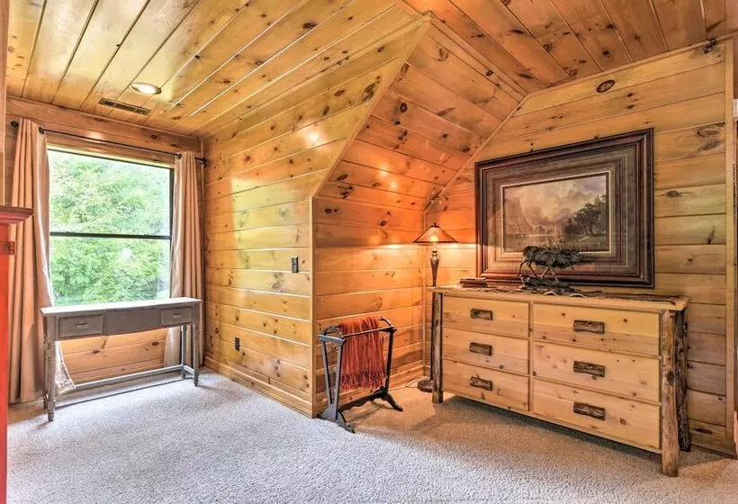 Secluded Northwest Arkansas Cabin: Fire Pit & Deck