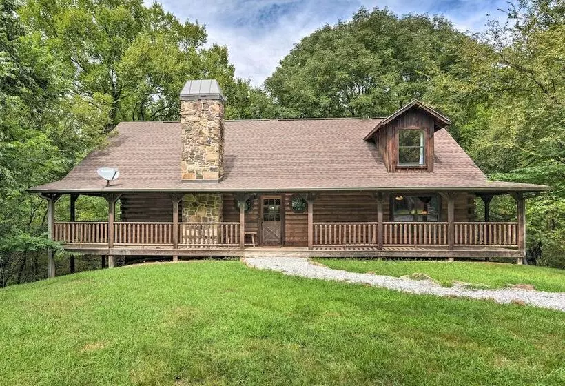 Secluded Northwest Arkansas Cabin: Fire Pit & Deck