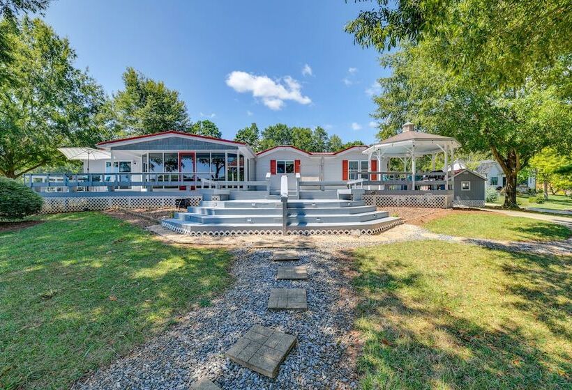 Skipper S Lighthouse  Retreat On Lake Norman