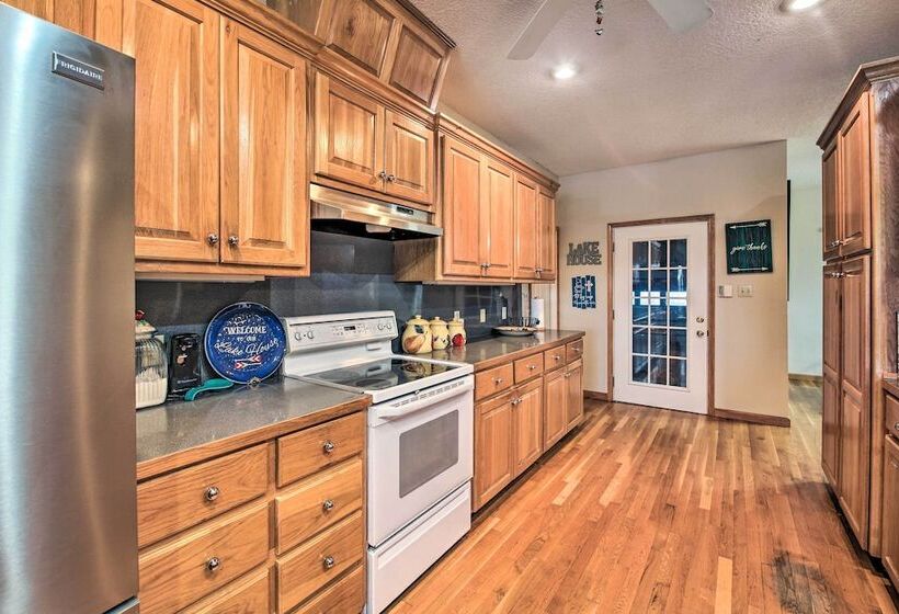 Spacious Hot Springs Oasis On Lake Hamilton!