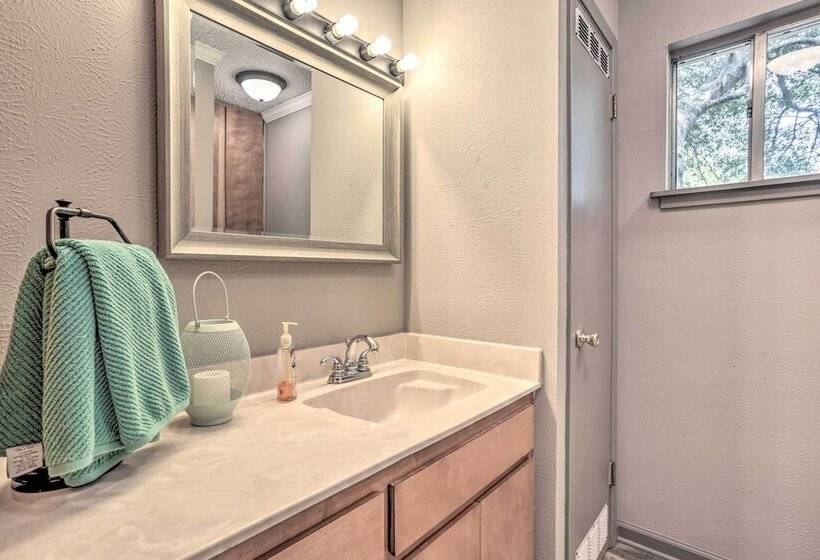 Sues Camp W/ Caddo Lake Access & Dock!