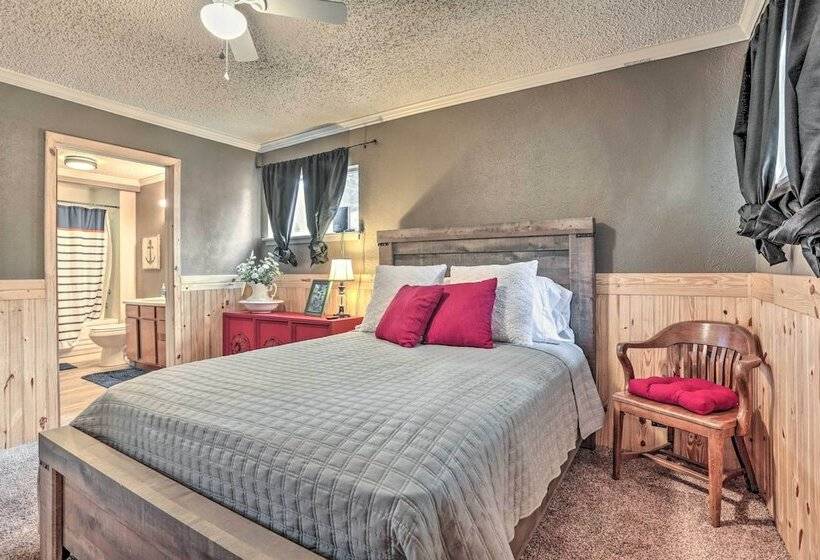 Sues Camp W/ Caddo Lake Access & Dock!