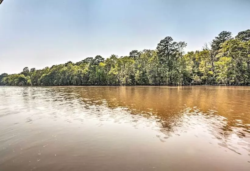 Sues Camp W/ Caddo Lake Access & Dock!