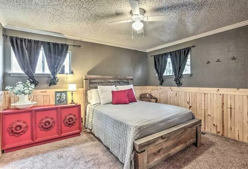 Sues Camp W/ Caddo Lake Access & Dock!