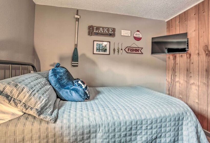 Sues Camp W/ Caddo Lake Access & Dock!