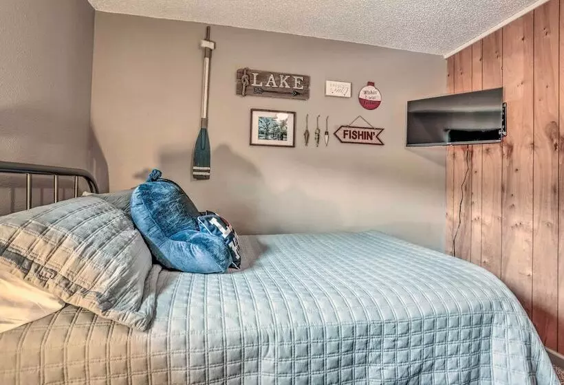 Sues Camp W/ Caddo Lake Access & Dock!