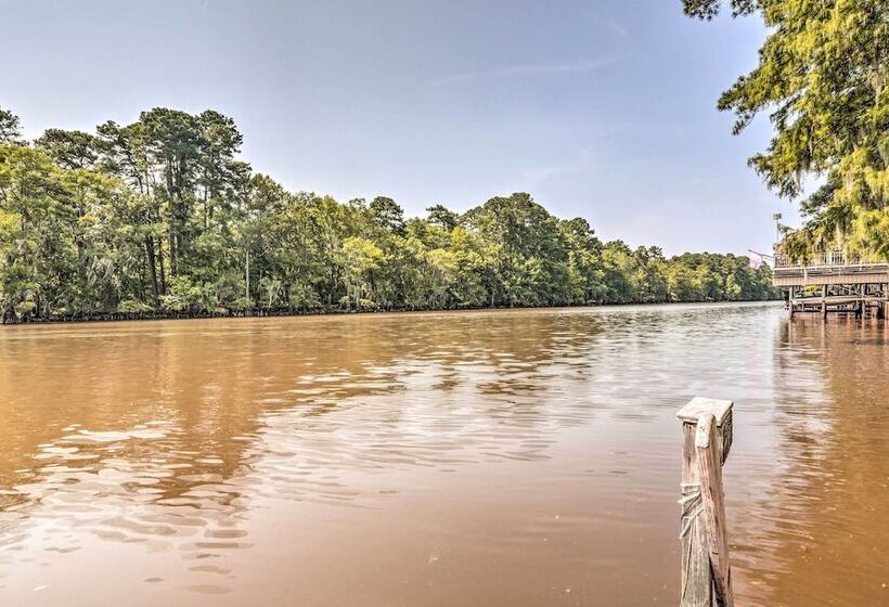 Sues Camp W/ Caddo Lake Access & Dock!