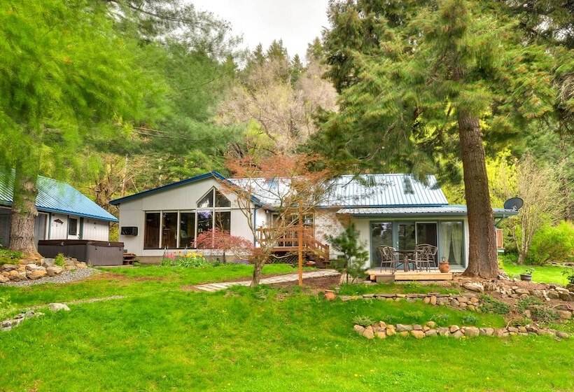 The Fusion Retreat On 4 Acres: Hike On Site!