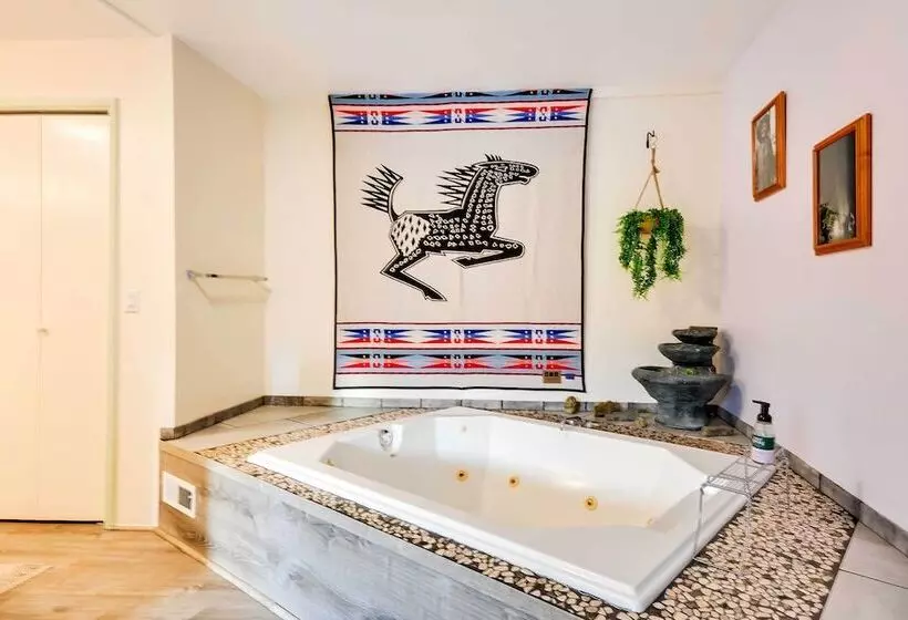 The Fusion Retreat On 4 Acres: Hike On Site!