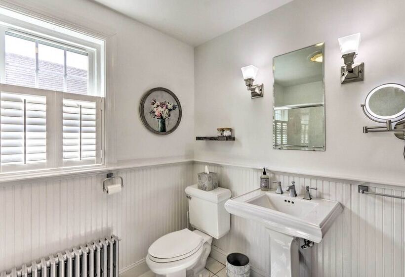 Walkable New Haven Retreat W/ Ocean Views!