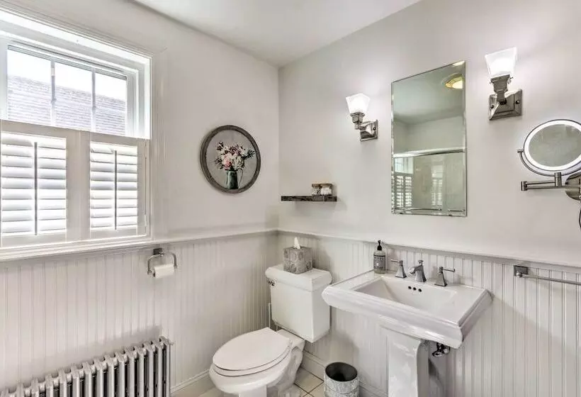 Walkable New Haven Retreat W/ Ocean Views!