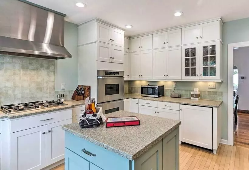 Walkable New Haven Retreat W/ Ocean Views!