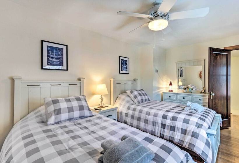 Walkable New Haven Retreat W/ Ocean Views!