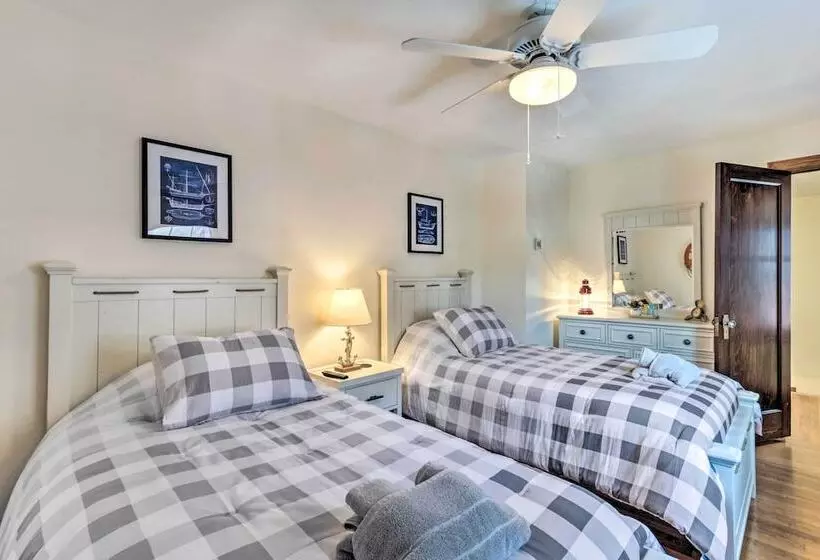 Walkable New Haven Retreat W/ Ocean Views!