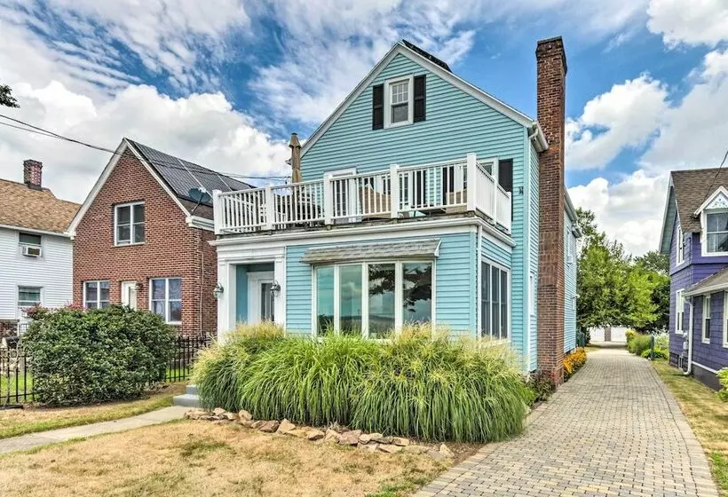 Walkable New Haven Retreat W/ Ocean Views!