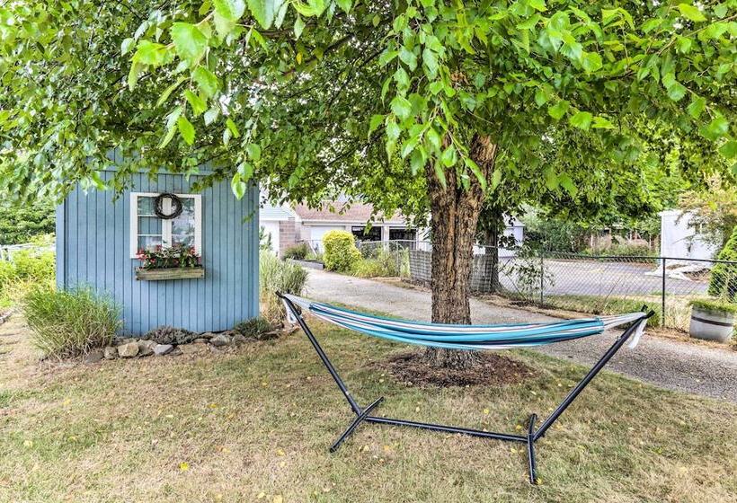 Walkable New Haven Retreat W/ Ocean Views!