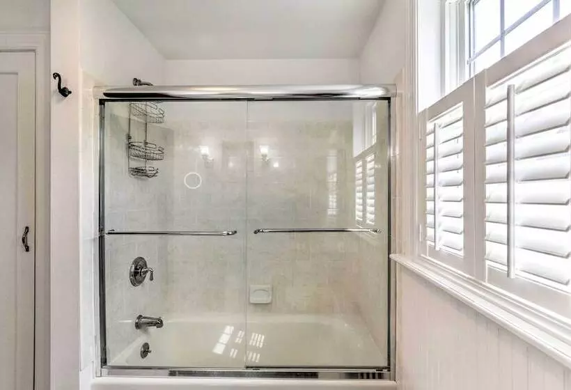 Walkable New Haven Retreat W/ Ocean Views!