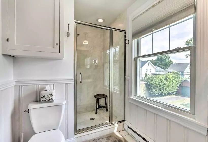 Walkable New Haven Retreat W/ Ocean Views!