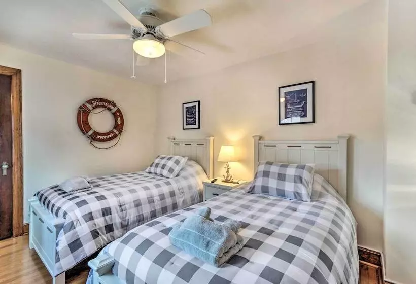 Walkable New Haven Retreat W/ Ocean Views!