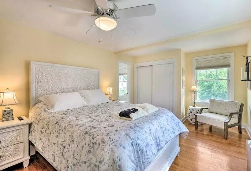 Walkable New Haven Retreat W/ Ocean Views!