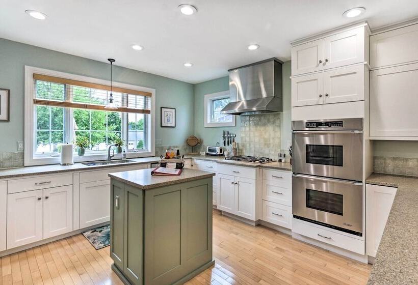 Walkable New Haven Retreat W/ Ocean Views!