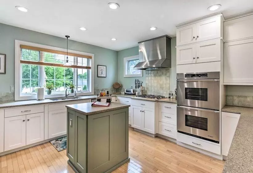 Walkable New Haven Retreat W/ Ocean Views!