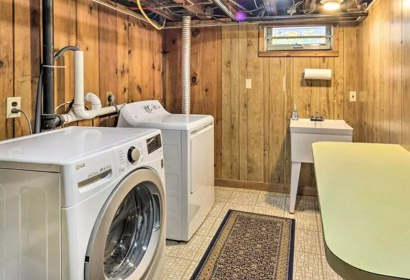 Walkable New Haven Retreat W/ Ocean Views!