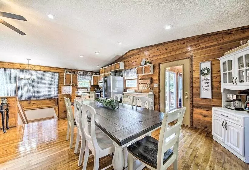 Woodsy Home W/ View, 1 Mi To Lake Shelbyville