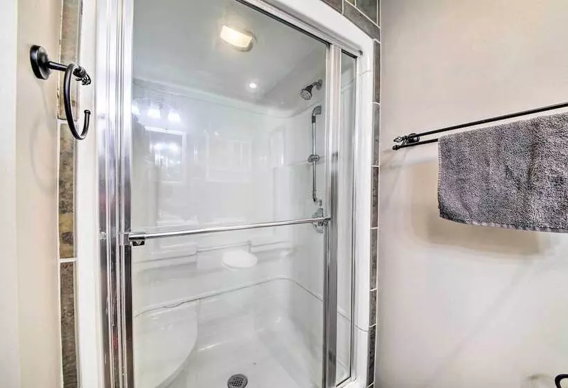 Woodsy Home W/ View, 1 Mi To Lake Shelbyville