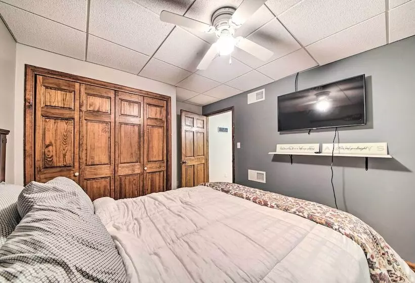 Woodsy Home W/ View, 1 Mi To Lake Shelbyville