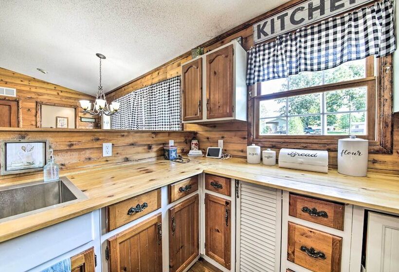 Woodsy Home W/ View, 1 Mi To Lake Shelbyville