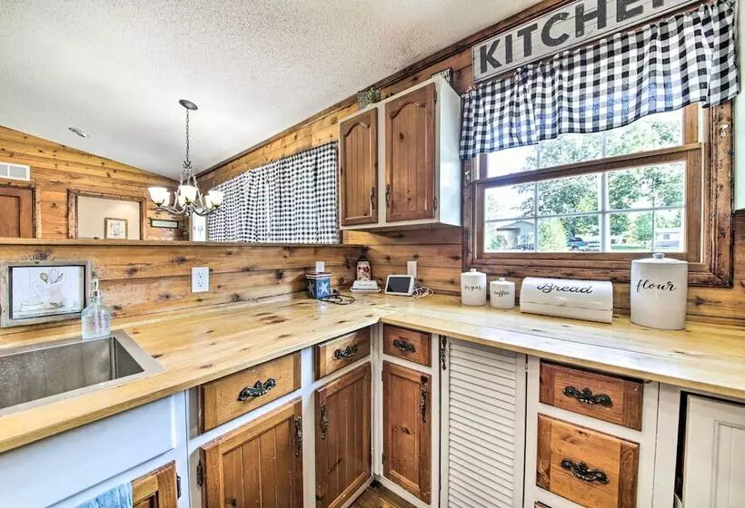 Woodsy Home W/ View, 1 Mi To Lake Shelbyville