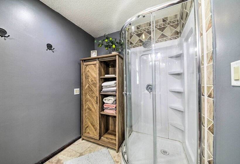 Woodsy Home W/ View, 1 Mi To Lake Shelbyville