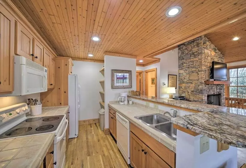 Woodsy Smoky Mtn Hideaway W/ Grill & Views!