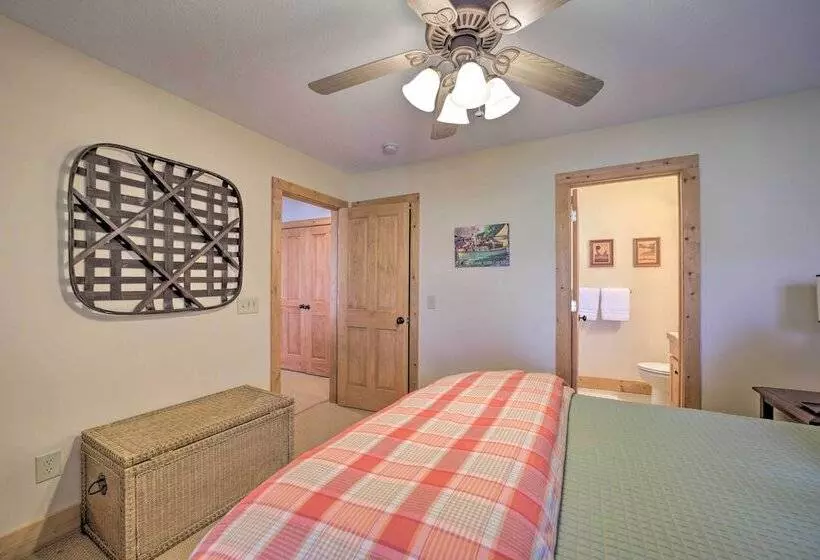 Woodsy Smoky Mtn Hideaway W/ Grill & Views!