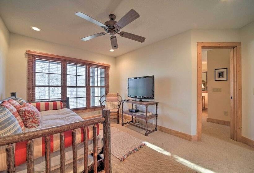 Woodsy Smoky Mtn Hideaway W/ Grill & Views!