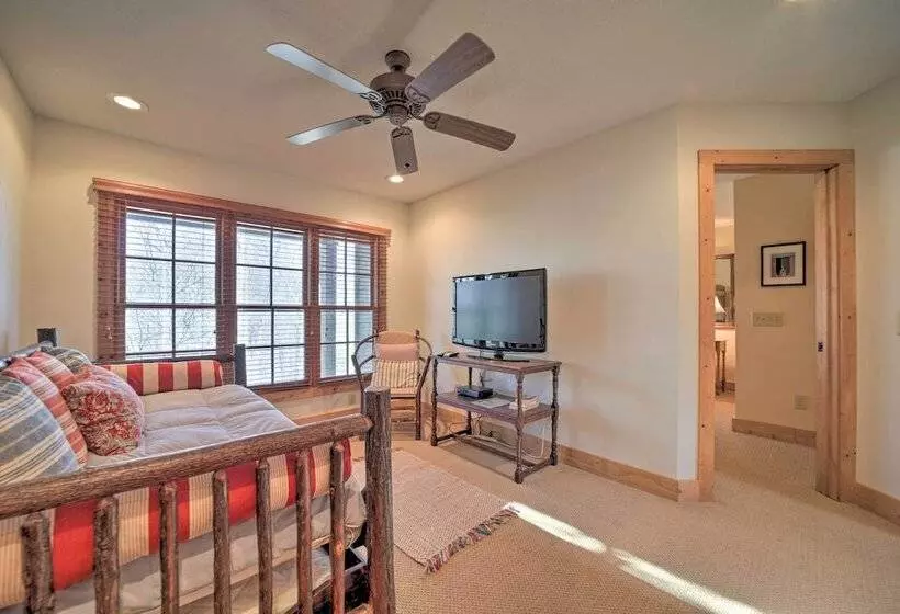 Woodsy Smoky Mtn Hideaway W/ Grill & Views!