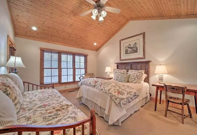 Woodsy Smoky Mtn Hideaway W/ Grill & Views!