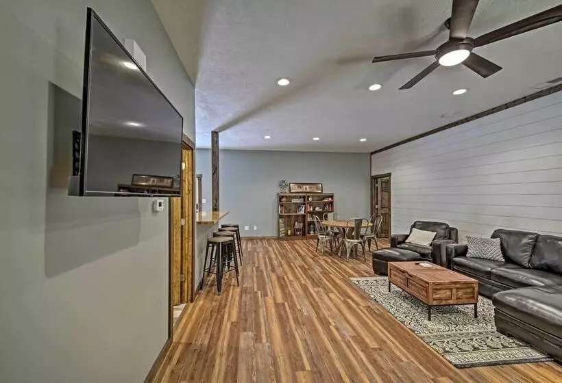 Camp Monroe In Bloomington W/ Deck & Views!