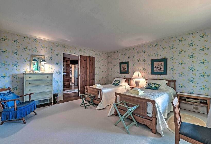 Charming Historic Family Home W/ Mountain Views!