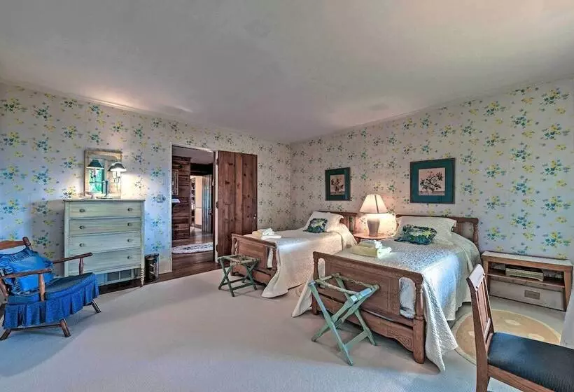 Charming Historic Family Home W/ Mountain Views!