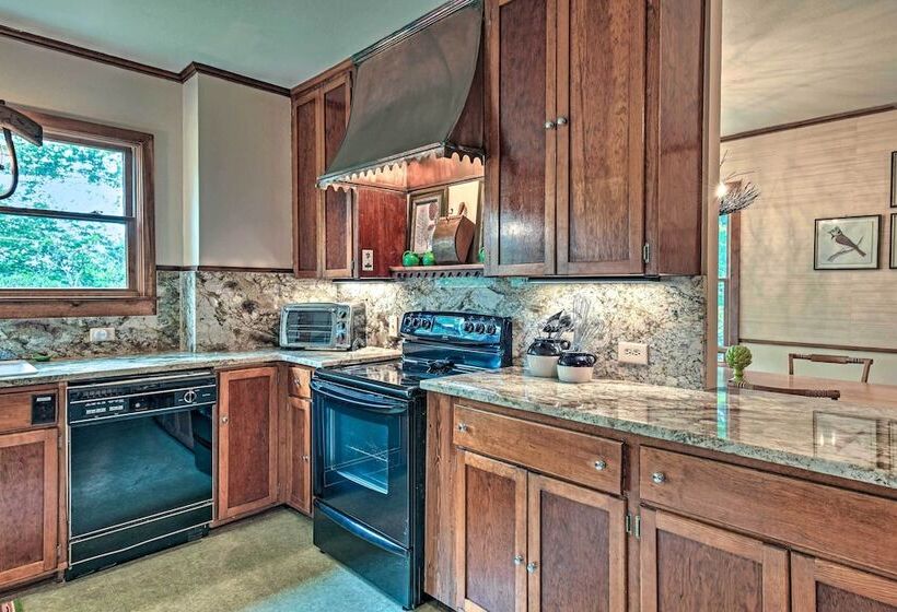 Charming Historic Family Home W/ Mountain Views!