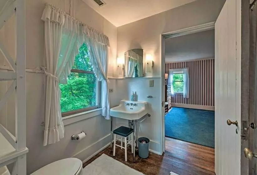 Charming Historic Family Home W/ Mountain Views!